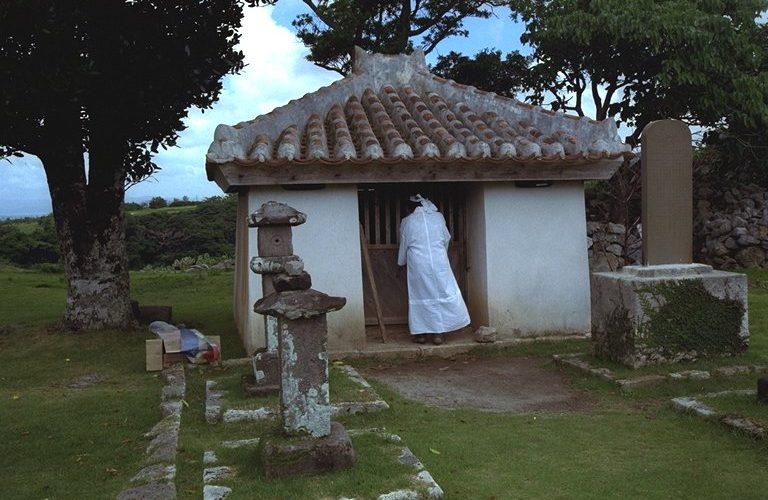 沖縄に伝わる礼儀を重んじた祈りの作法