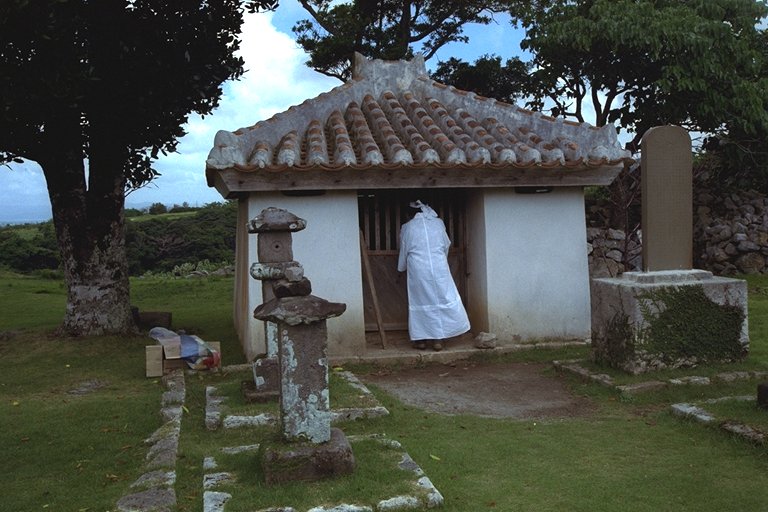 沖縄に伝わる礼儀を重んじた祈りの作法